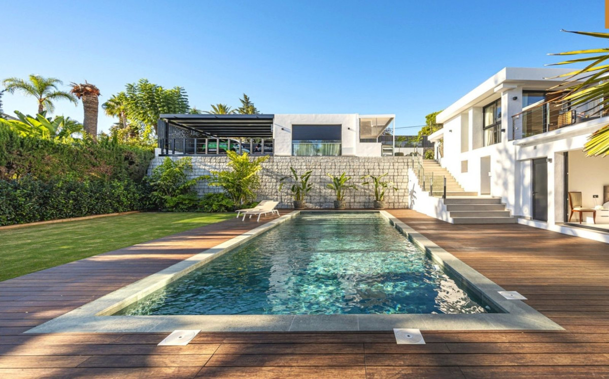 Casa de 5 Dormitorios y 7 Baños en venta en El Rosario, Marbella