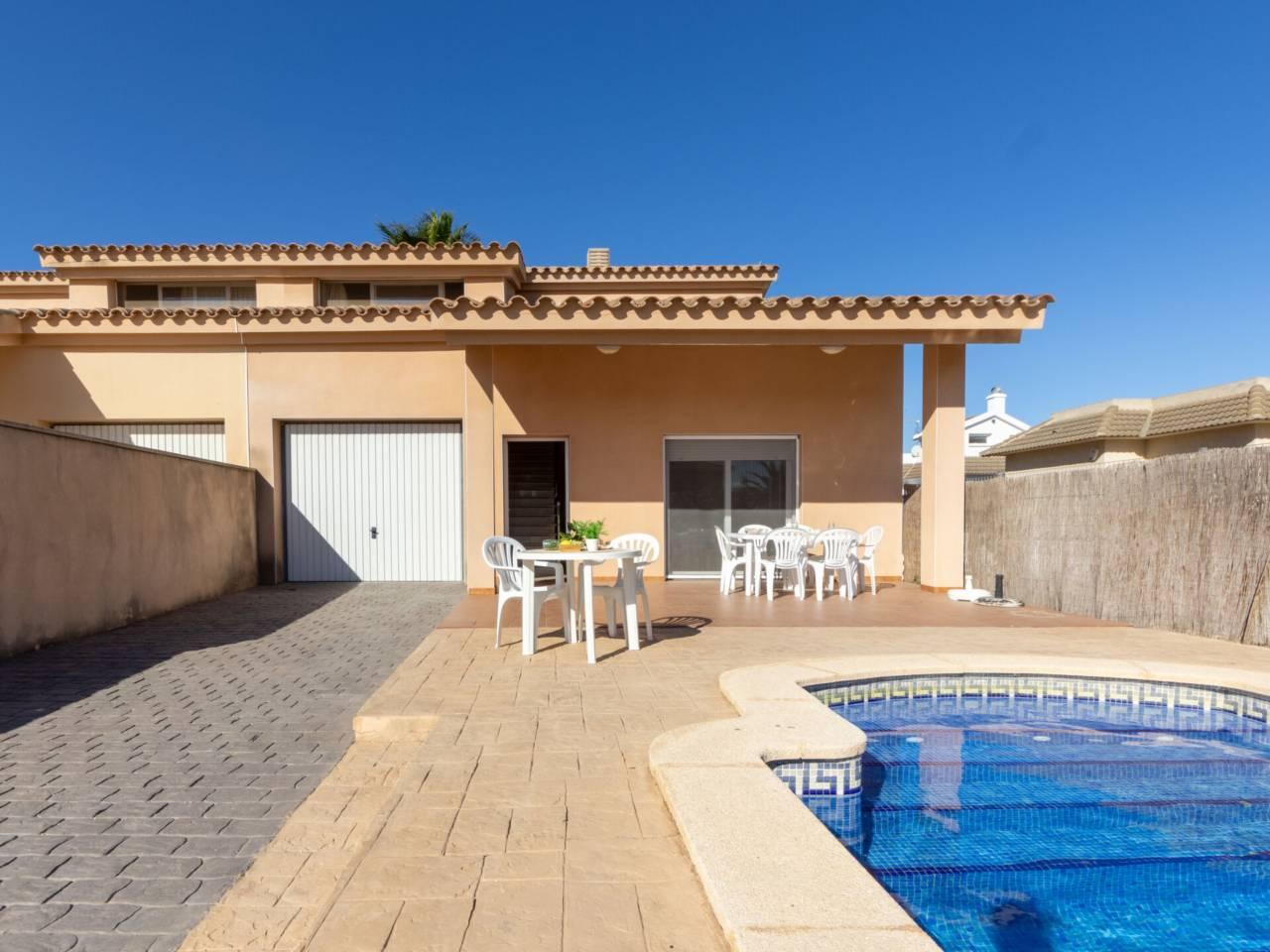 Casa Adosada de 4 Dormitorios y 2 Baños en alquiler vacacional en Deltebre