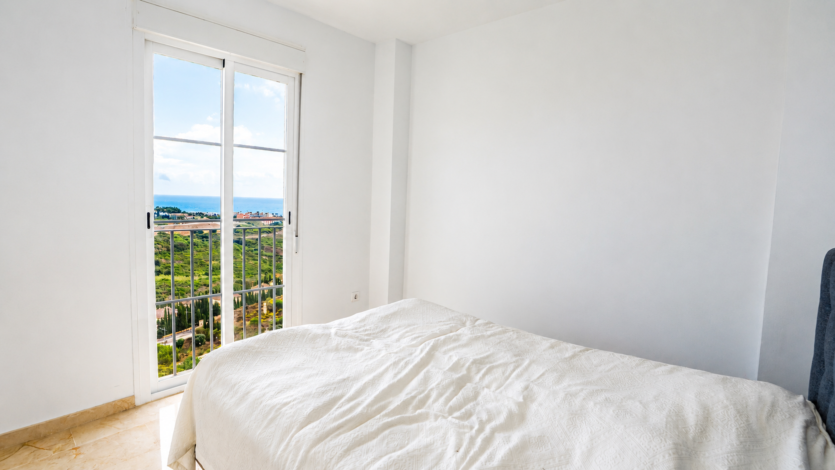Piso de 3 Dormitorios y 2 Baños en venta en Manilva