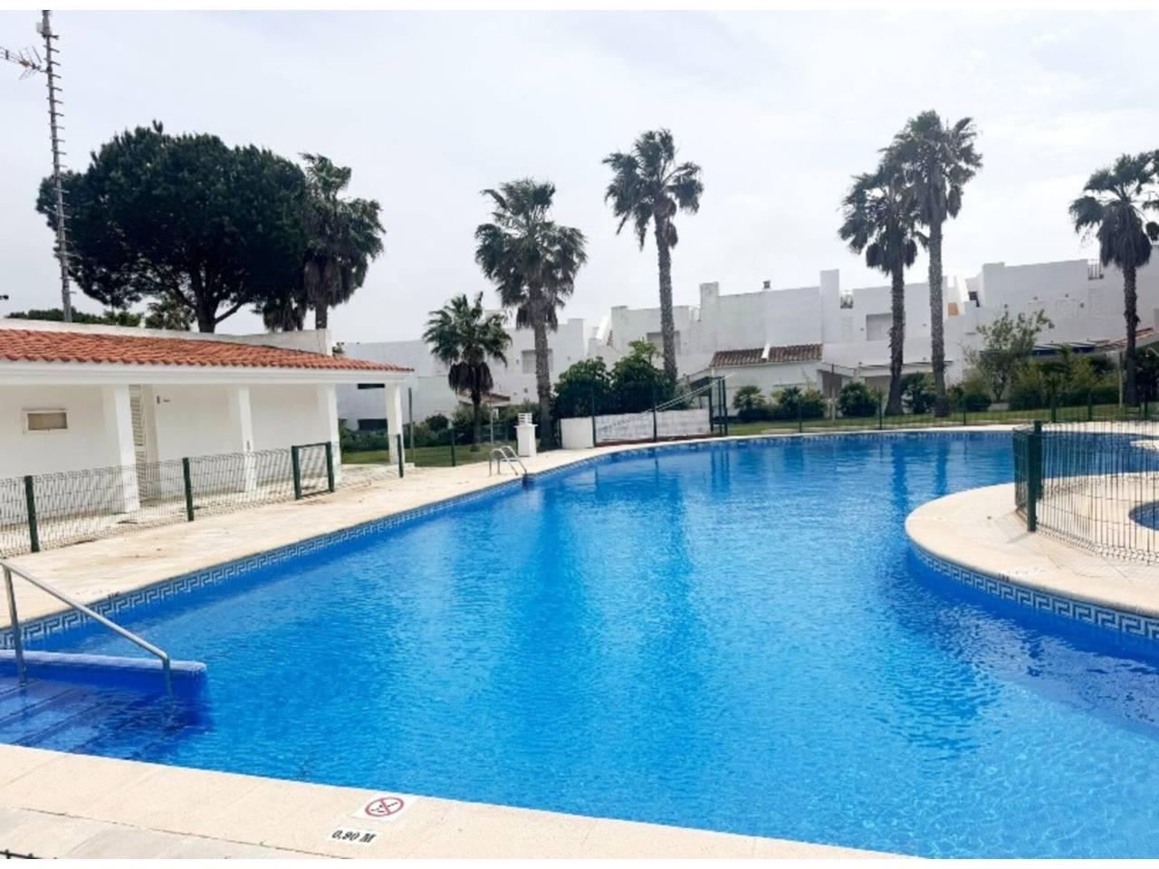 Casa Adosada de 3 Dormitorios y 2 Baños en alquiler vacacional en Chiclana de la Frontera